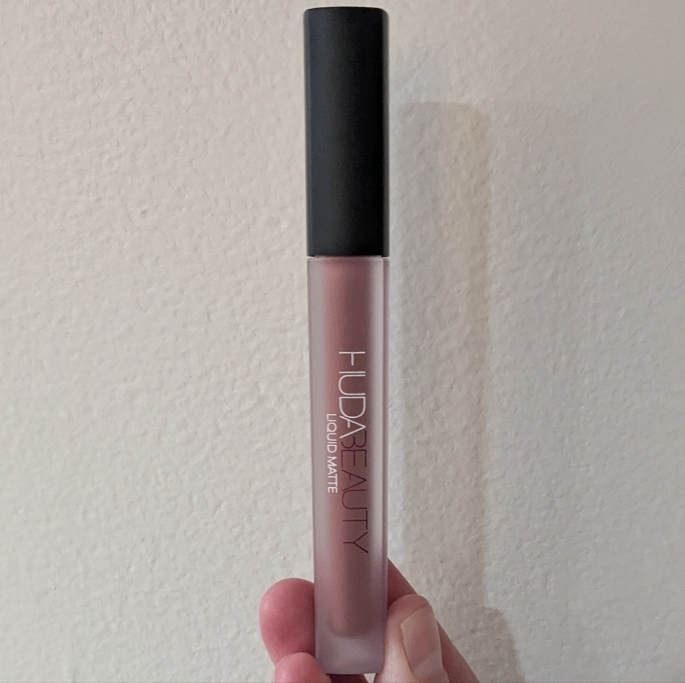 Huda Beauty Liquid Matte Ultra-Comfort Transfer-proof Lipstick in Queen of Sheba
